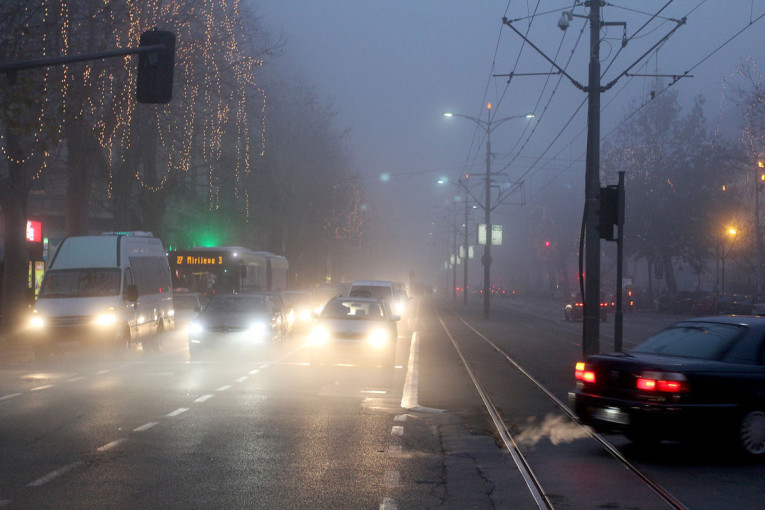 AMSS: Oprez u vožnji zbog jakog vetra, padavina i neprimetne ledene pokorice