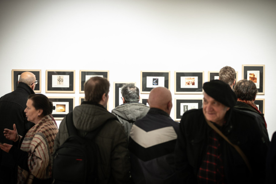 “Pišem pesme. Povraćam. Pišem pesme. Zovem hitnu pomoć. Pišem pesme. Neću preživeti": Otvorena izložba "Veseli pakao poezije" (FOTO)
