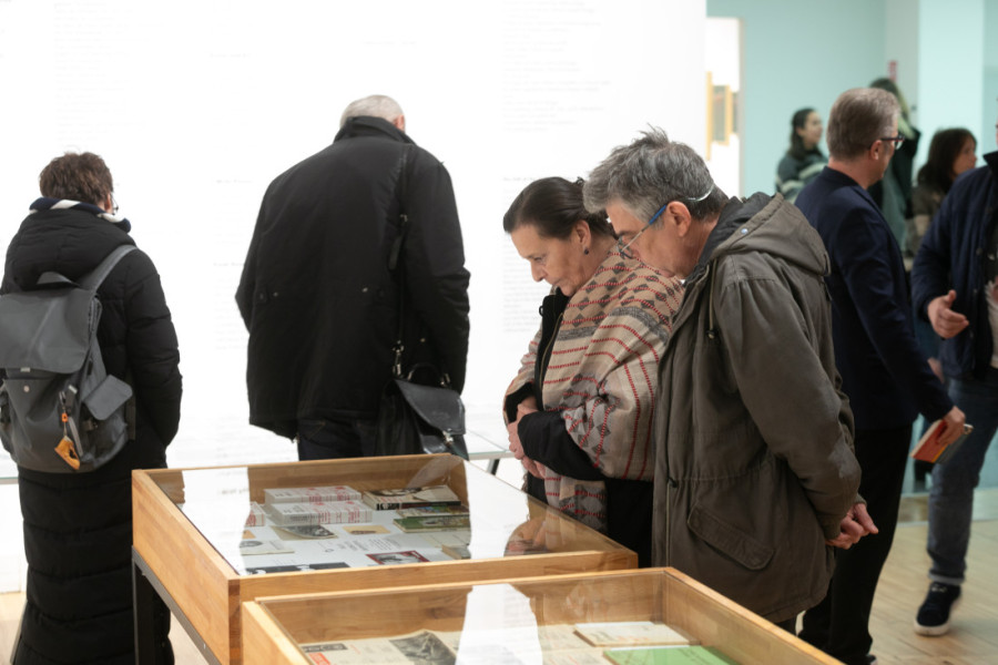 “Pišem pesme. Povraćam. Pišem pesme. Zovem hitnu pomoć. Pišem pesme. Neću preživeti": Otvorena izložba "Veseli pakao poezije" (FOTO)