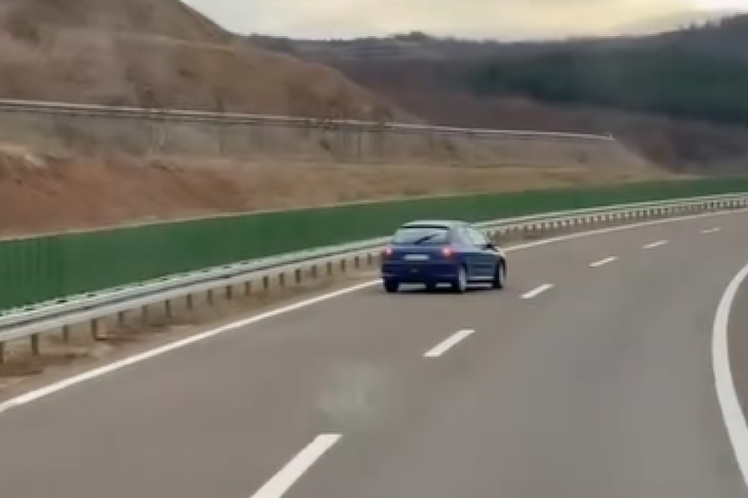 Užas na auto-putu! Vozač "pežoa" stoji u levoj traci, mogao bi da ugrozi mnoge! (VIDEO)