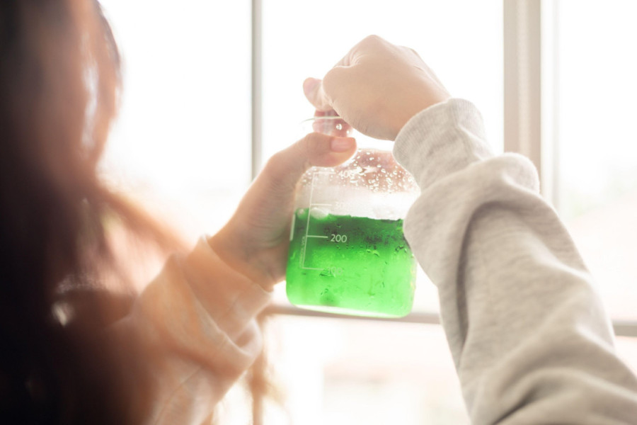 Možda mislite da vam je naruku, ali ovih šest stvari nikako ne bi trebalo da držite u kuhinjskim ormarićima