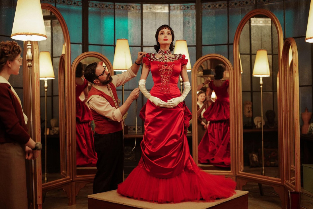 Da li Anđelina Džoli peva kao Marija Kalas? Pogledajte snimak i procenite sami (VIDEO)