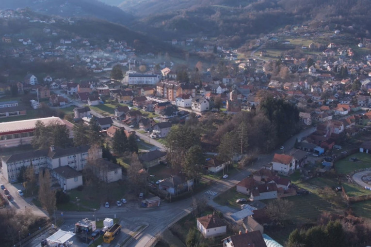 Nekada bila opština sa velikim zagađenjem vazduha: Preko 100 domaćinstava u Kosjeriću sada se greju na energetski prihvatljiv način!