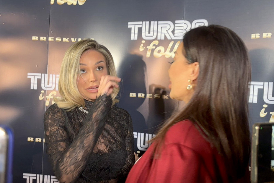 Breskvica zablistala na promociji prvog albuma: Među prvima stigla Ceca koja ju je rasplakala! (FOTO/VIDEO)