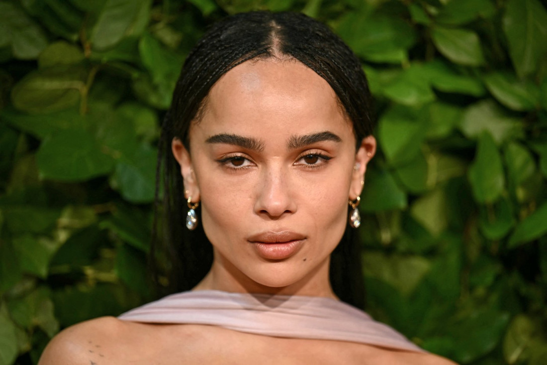 Uhvaćeni u prisnom izdanju! Zoi nakon Čening Tejtuma uživa sa zgodnim glumcem! (FOTO)