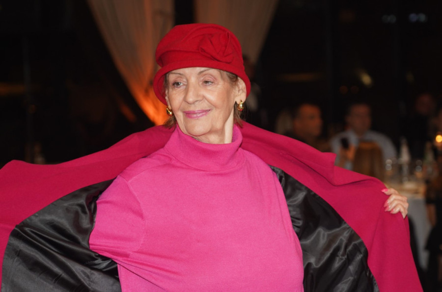 Lepa Lukić zbog povrede primorana da koristi hodalicu: Došlo je do preloma na dva mesta!