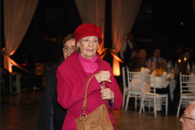 Lepa Lukić o plastičnim operacijama: Otkrila koja je tajna njenog mladolikog izgleda!