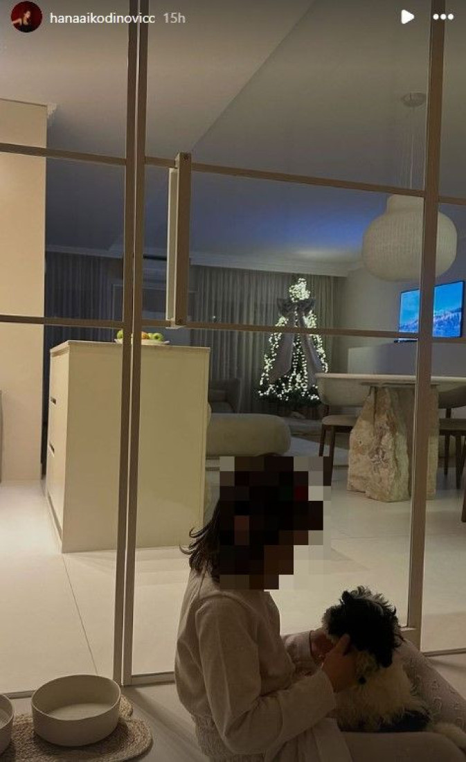 Ćerku Nataše Bekvalac sačekao romantičan poklon! Hana pozirala u porodičnom domu: Buket je oborio sa nogu!