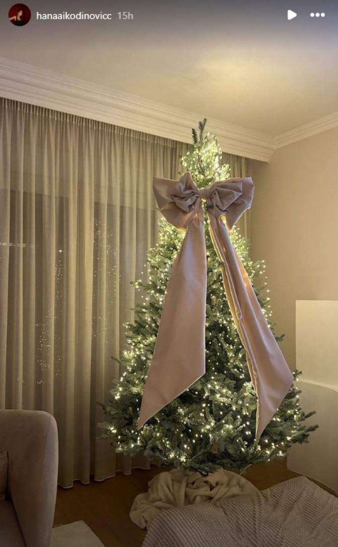 Ćerku Nataše Bekvalac sačekao romantičan poklon! Hana pozirala u porodičnom domu: Buket je oborio sa nogu!