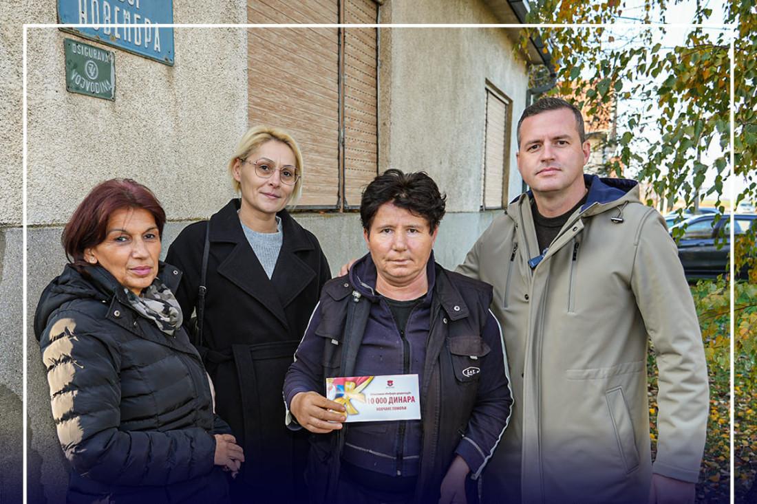 Novčana pomoć za socijalno ugrožene porodice: Predsednik opštine Inđija Marko Gašić uručio vaučere