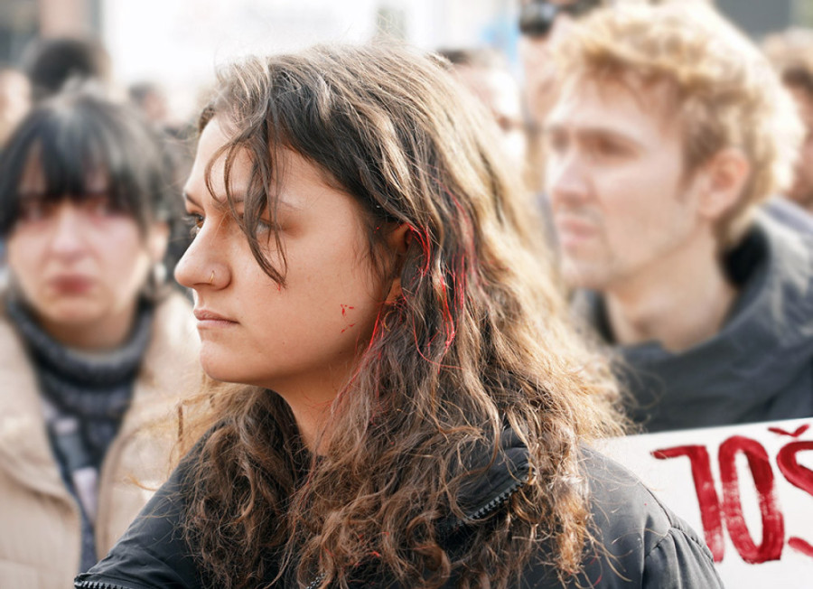 Branislav Đorđević, koji je dobio batine od devojke Mile Pajić, ispred Skupštine Vojvodine kuje planove sa novinarkom antisrpskog N1 (VIDEO)
