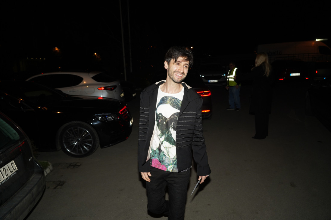 "Krenuo sam da joj skidam haljinu, a onda..." Poznati pevač o prvoj bračnoj noći: Rodbina nam obila vrata!