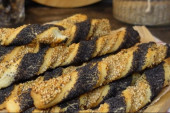 Recept dana: Slani štapići sa makom i susamom, brzo koktel pecivo koje se idealno slaže uz piće i dobro društvo