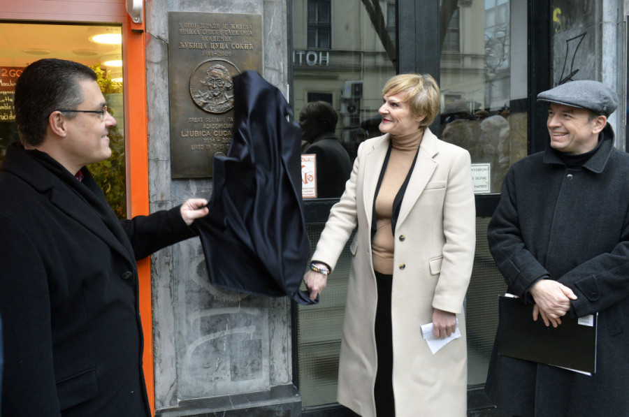 Otkrivena spomen-ploča Ljubici Cuci Sokić: Počast jednoj od najznačajnijih umetnica srpske kulturne scene (FOTO)