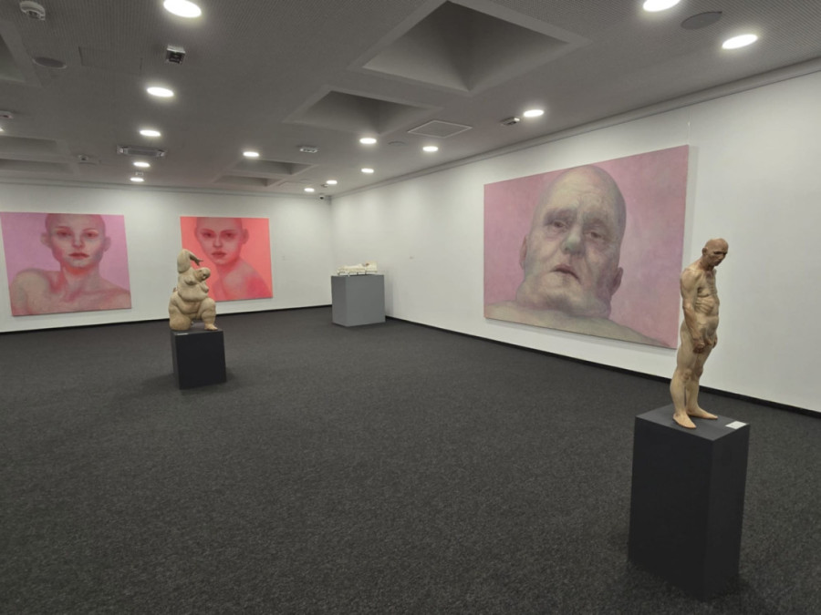 Da li je biti rođen u ljudskom obličju blagoslov ili patnja? Odgovor daju tri umetnika na zajedničkoj izložbi "Oblik čoveka" (FOTO)