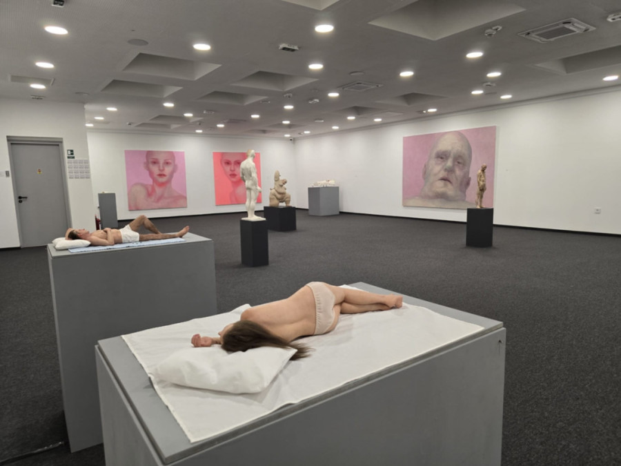 Da li je biti rođen u ljudskom obličju blagoslov ili patnja? Odgovor daju tri umetnika na zajedničkoj izložbi "Oblik čoveka" (FOTO)