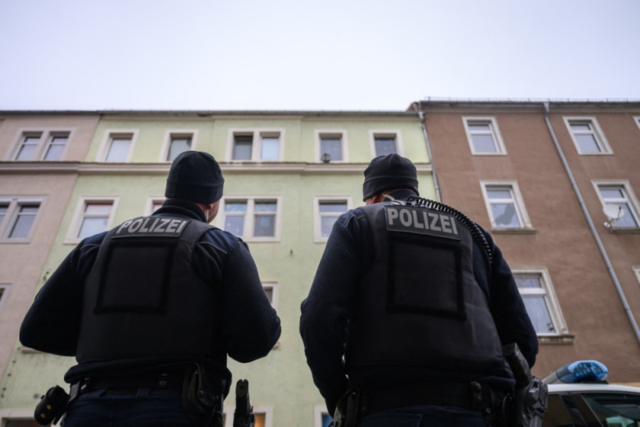 Tri sveće ispred vrata i plišane igračke! Tragedija potresla Nemačku - deca došla tati u posetu, kad ih nije vratio mama se zabrinula