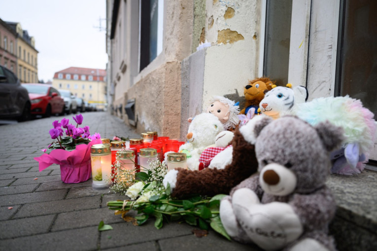 Tri sveće ispred vrata i plišane igračke! Tragedija potresla Nemačku - deca došla tati u posetu, kad ih nije vratio mama se zabrinula