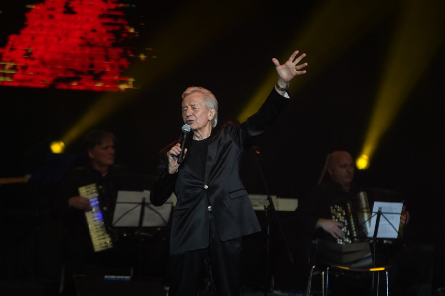 Ilić okupio brojne poznate na prvom od dva zakazana koncerta, a iz prvih redova bodri ga i supruga: Tek da vidite ko joj pravi društvo!