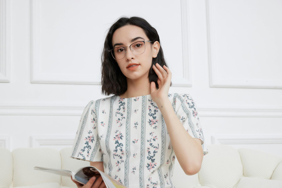 Neka vaše oči budu zvezde vašeg lica: Pet efikasnih saveta za savršen mejkap kada nosite naočare