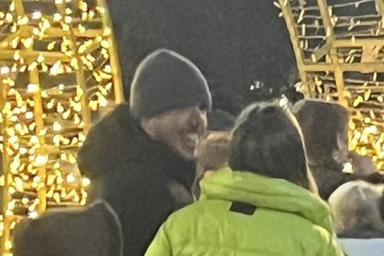 Štimac se cereka ispred Predsedništva! Pogledajte kako "žali" žrtve tragedije (FOTO)