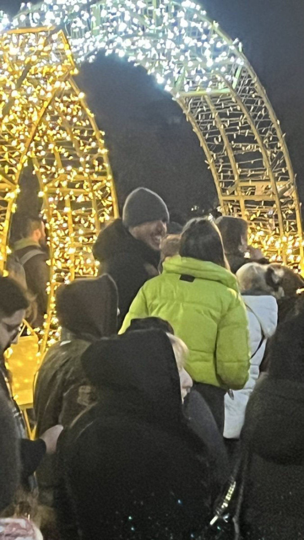 Štimac se cereka ispred Predsedništva! Pogledajte kako "žali" žrtve tragedije (FOTO)