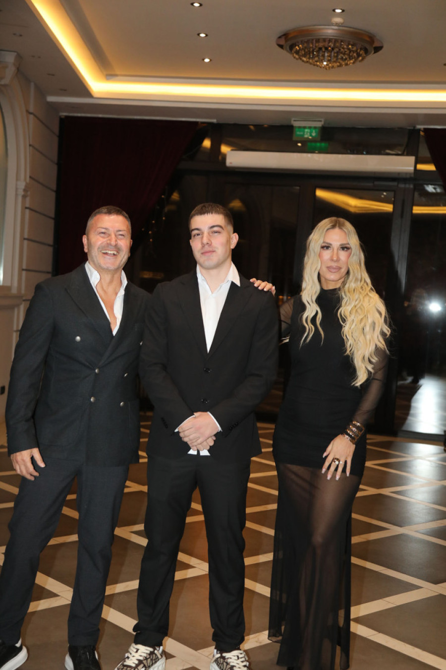 Sin Vesne i Đoleta Đogani ima razlog za slavlje: Nazdravili šampanjcem, a za ovu priliku obukao se elegantno! (FOTO)