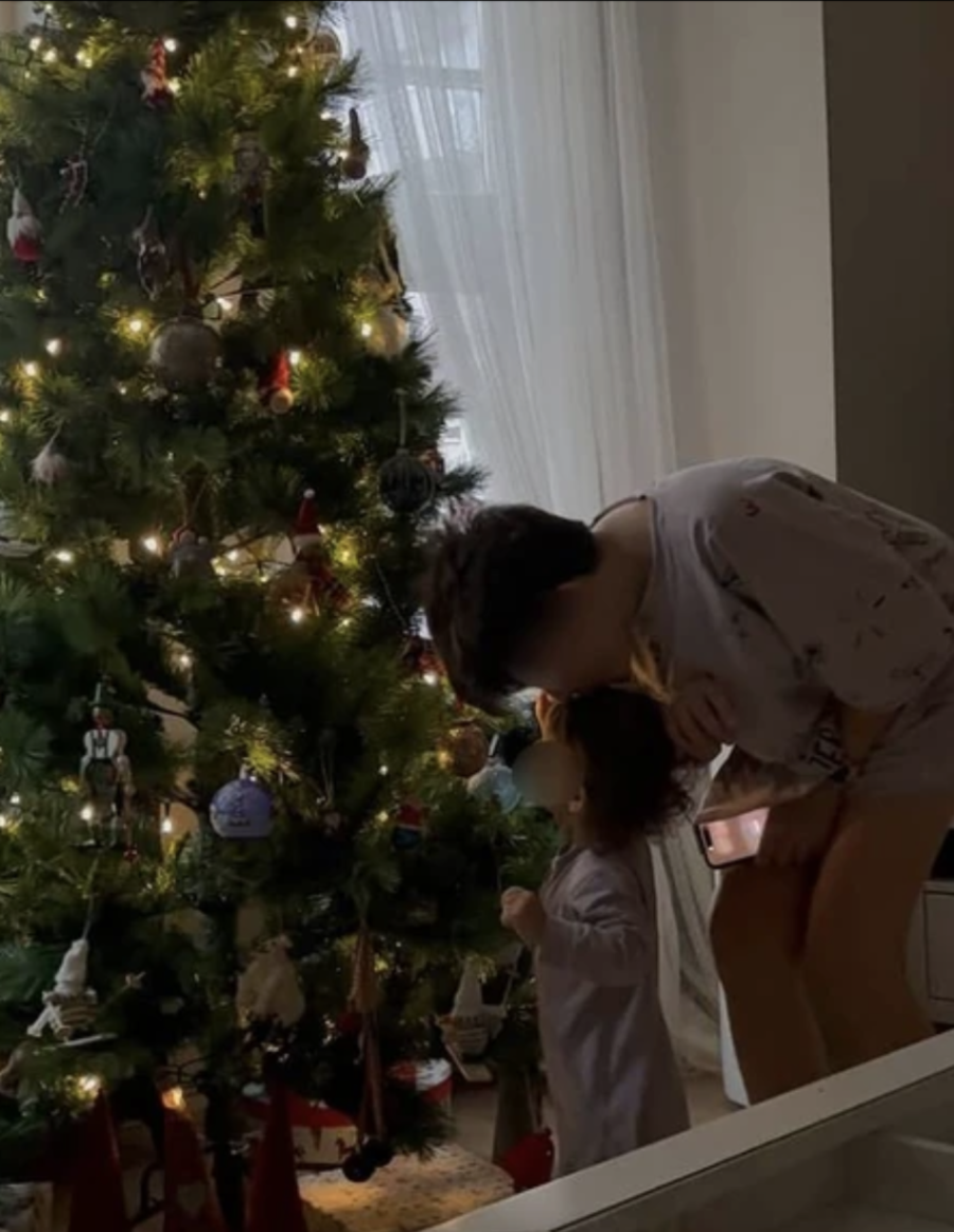 Novogodišnja čarolija stigla u dom Anđelke Stević Žugić: Glumica objavila neodoljivu fotku dece, evo šta rade (FOTO)