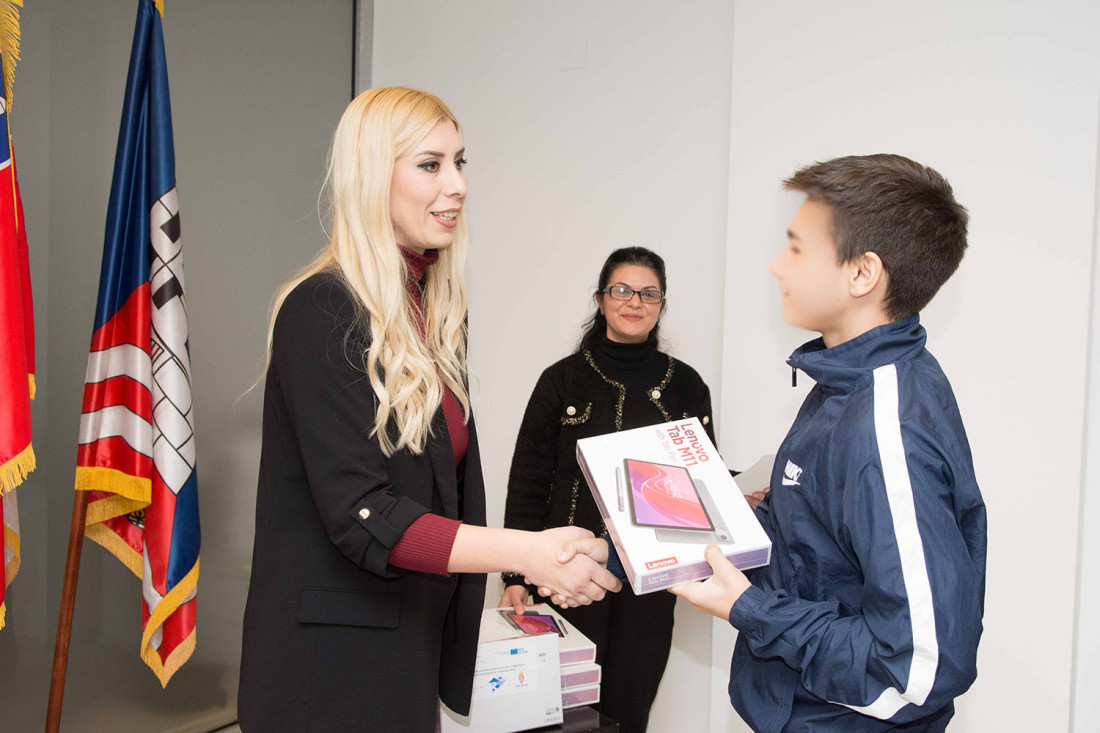 Opština Novi Beograd uručila poklone: Tableti za najbolje osnovce romske nacionalnosti (FOTO)