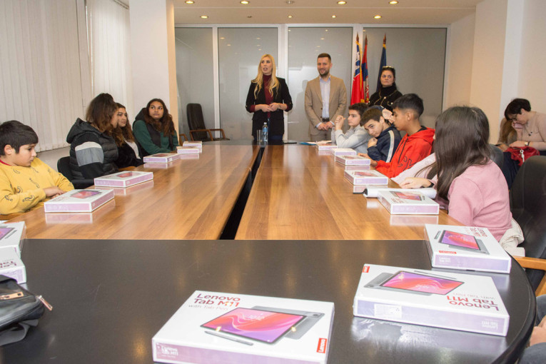 Opština Novi Beograd uručila poklone: Tableti za najbolje osnovce romske nacionalnosti (FOTO)