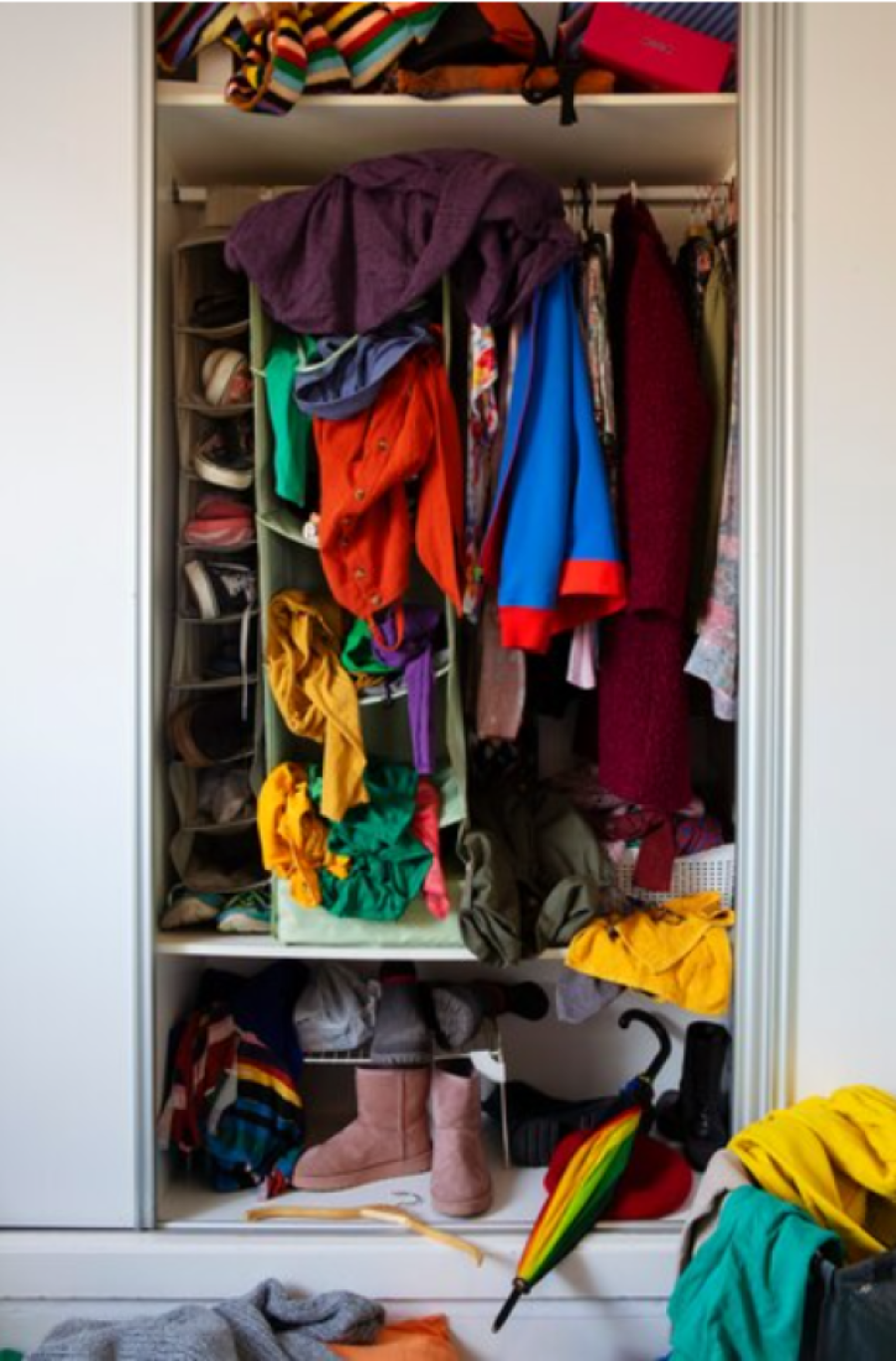 Napravite mesta za uspeh: Ovih 12 stvari treba da bacite iz svog ormara pre nove godine, inače će vas u 2025. pratiti beda i nemaština