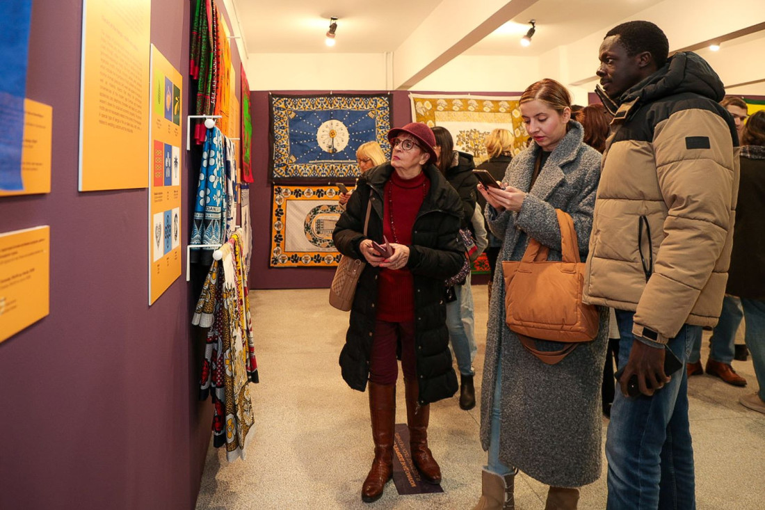 Zavirite u svet živopisne odeće žena iz Kenije, Tanzanije i Ugande:  Otvorena  izložba "Kanga – tkanine koje govore" (FOTO)