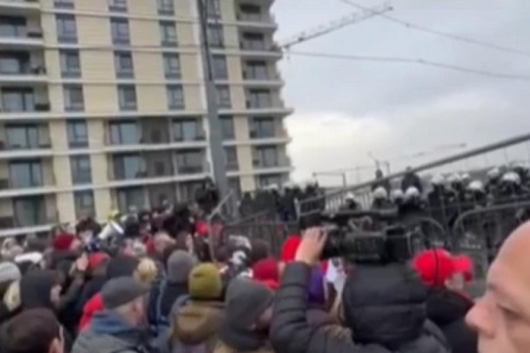 Ovo je nečuveno! Incident kod Starog mosta: Nasilna opozicija krenula na policiju (VIDEO)