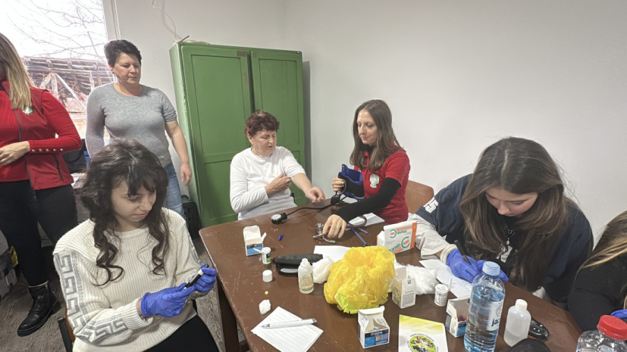 Bravo, deco! Mladi volonteri obilaze najstarije iz zabačenih pirotskih sela (FOTO)