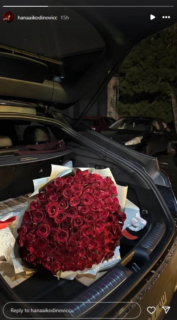 Ćerku Nataše Bekvalac sačekao romantičan poklon! Hana pozirala u porodičnom domu: Buket je oborio sa nogu!