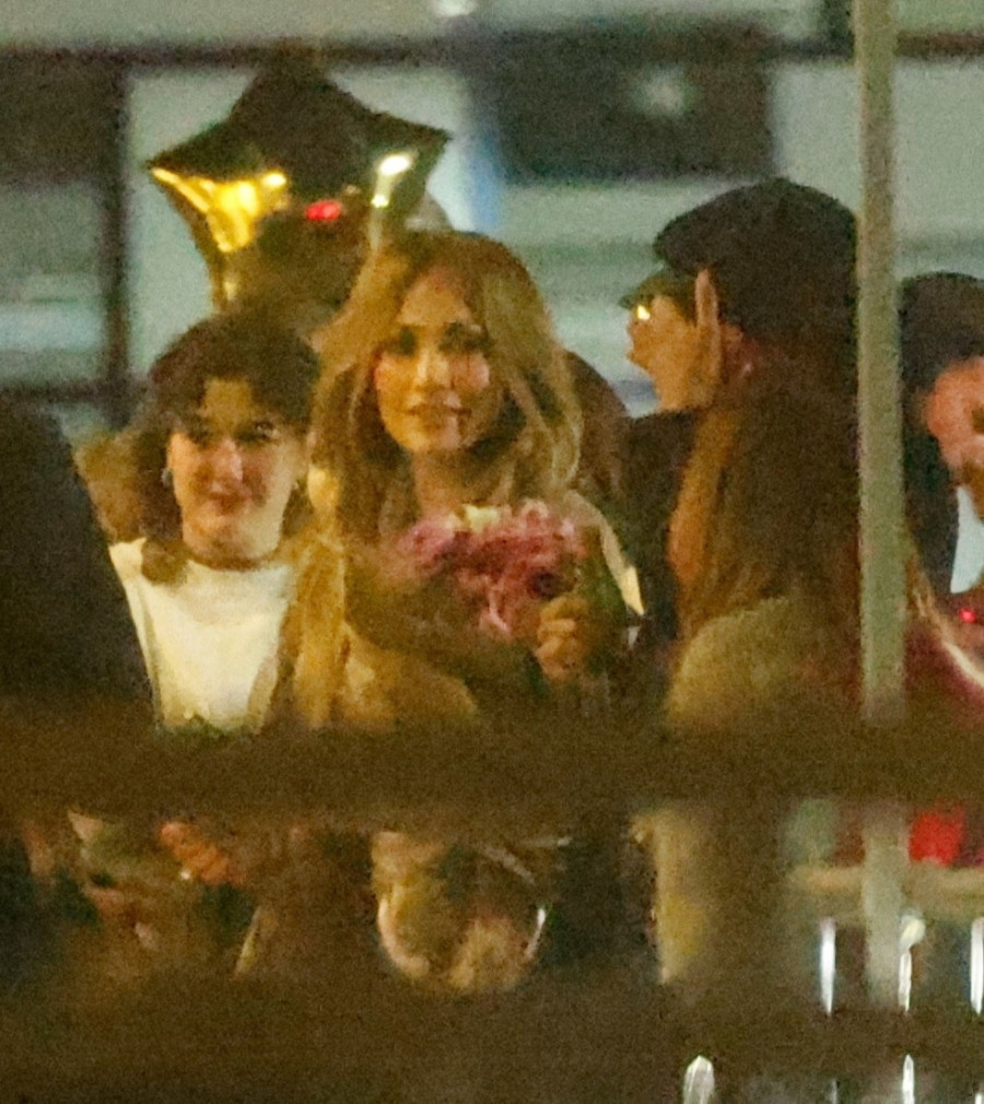 Aflek s bivšim ženama u isto vreme, na istom mestu! Posle ručka sa suprugom ovog glumca paparacima „spremio desert!" (FOTO)