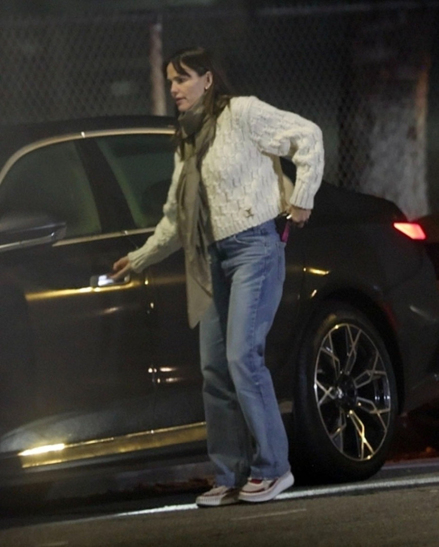 Aflek s bivšim ženama u isto vreme, na istom mestu! Posle ručka sa suprugom ovog glumca paparacima „spremio desert!" (FOTO)