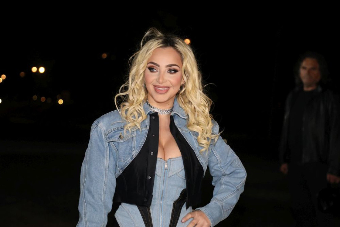 Maja Berović skinula haljinu, pa poklonila fanu! Potez pevačice o kojem se priča (FOTO)