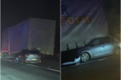 Težak udes kod Markovca: Automobil podleteo pod kamion, strahuje se da ima mrtvih! (VIDEO)