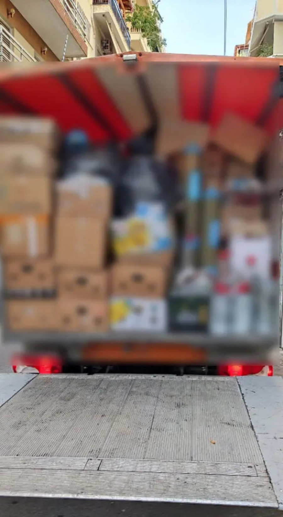 Razbijena banda švercera alkoholnih pića: "Palo" 17 osoba, otkrivene dve ilegalne laboratorije