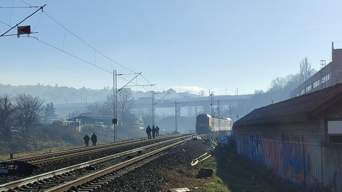 Težak udes kod Umke, delovi vozila rasuti po putu! Dvoje povređeno (VIDEO)