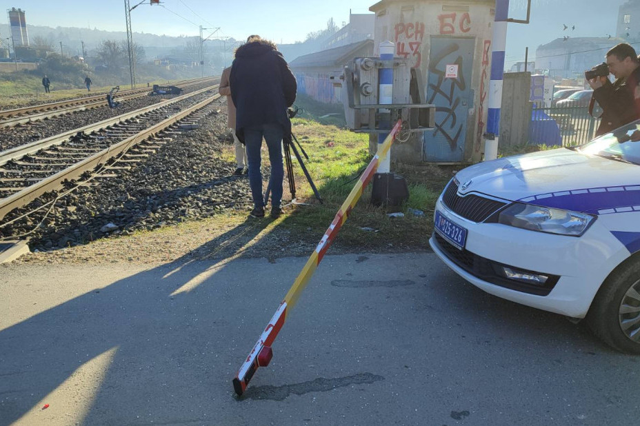 Teška nezgoda kod Loznice: Voz udario u automobil, nema nastradih