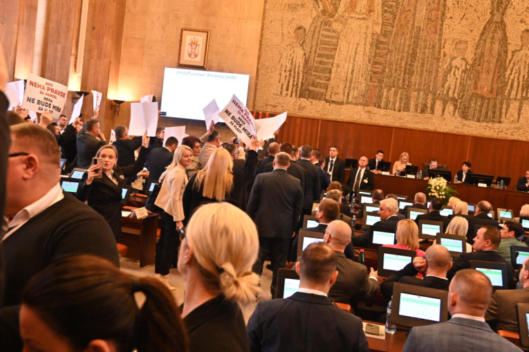 Svi ćete u voz za Jasenovac! Jezive pretnje opozicije u Skupštini Vojvodine! Divljali, ima i povređenih! (VIDEO)