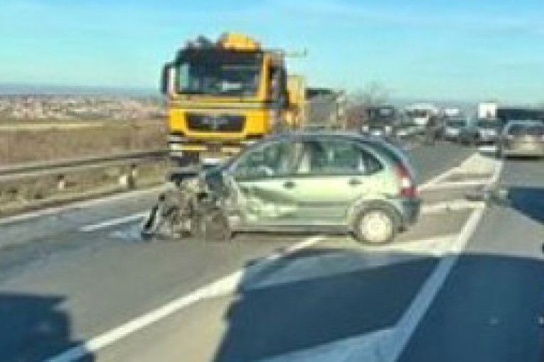 Priznao je! Vozač "sitroena" opisao kako se zakucao u kolonu ministra Gašića