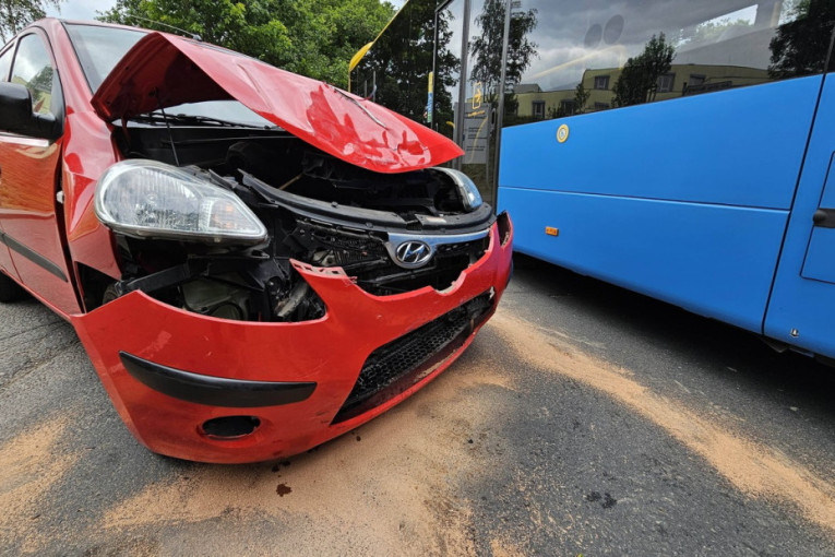 Pokušavao da se uključi sa sporednog na glavni put: Jedna osoba povređena u sudaru automobila i autobusa kod Kraljeva