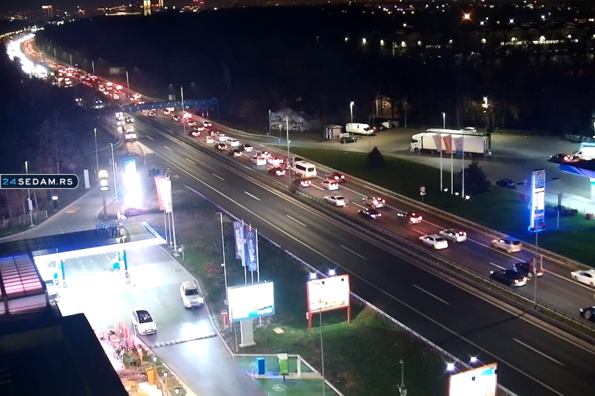 Lančani sudar na auto-putu kod Zmaja: Ima povređenih, stvara se ogromna gužva! (FOTO)