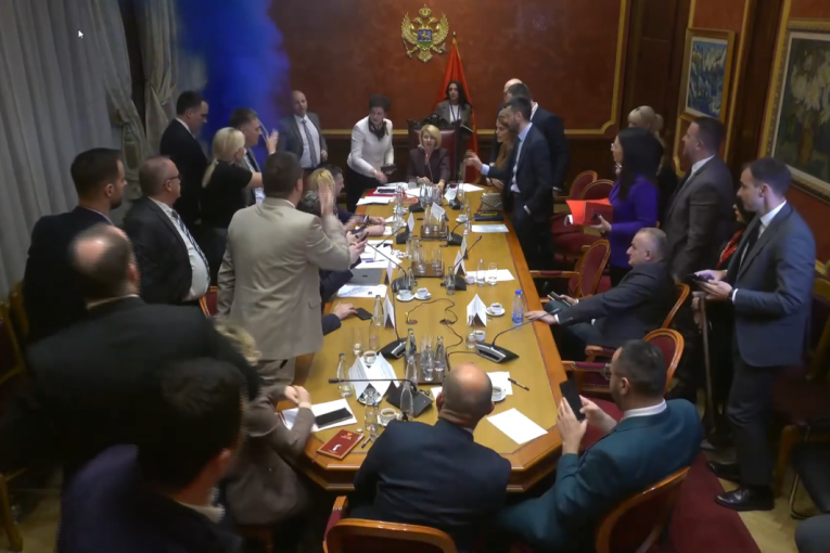 Haos u Skupštini Crne Gore: Bačena dimna bomba na sednici Ustavnog odbora!