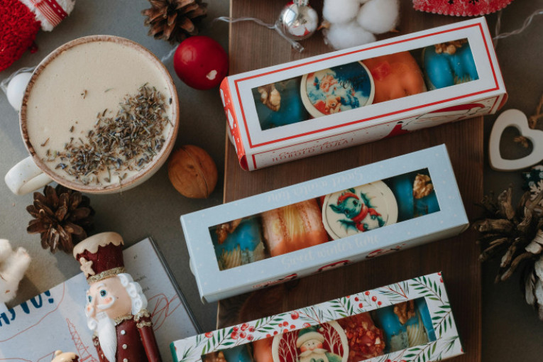 Poklonima se u cenu ne gleda: 10 novogodišnjih darova koji sve oduševljavaju, a koštaju manje od 1.000 dinara