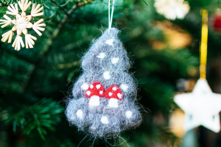 Poklonima se u cenu ne gleda: 10 novogodišnjih darova koji sve oduševljavaju, a koštaju manje od 1.000 dinara