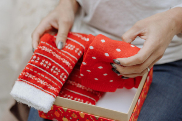 Poklonima se u cenu ne gleda: 10 novogodišnjih darova koji sve oduševljavaju, a koštaju manje od 1.000 dinara